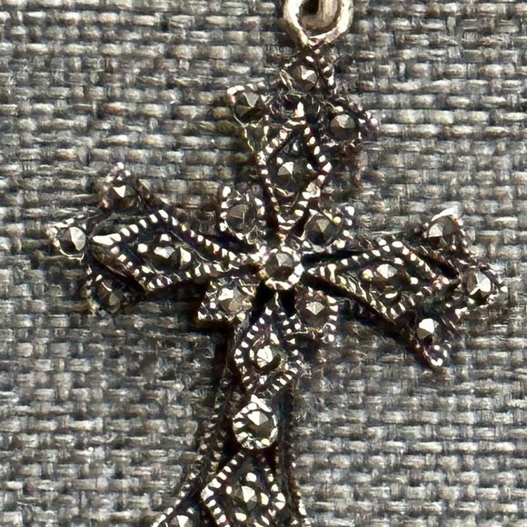 Beautiful Vintage 925 Silver & Marcasite Cross on a 925 box Chain - Picture 8 of 8